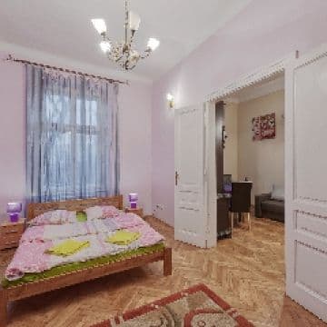 QUEENS APARTMENTS & HOSTEL 70S, 