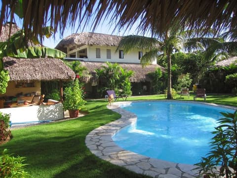 HOOKED CABARETE