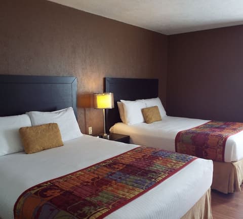 AUBERGE SHORES INN & HOTEL