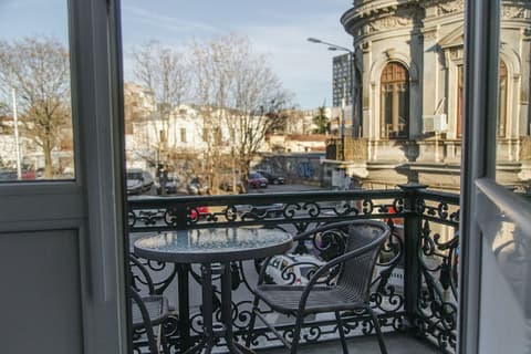 THE FLOOR PIATA UNIRII