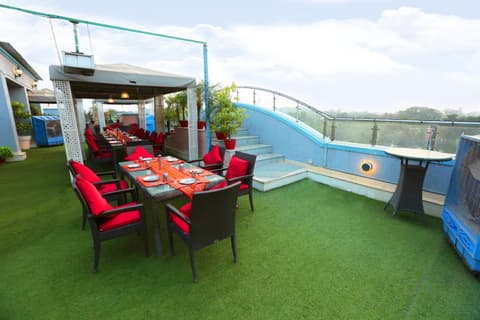 Hotel Meraden Grand, 