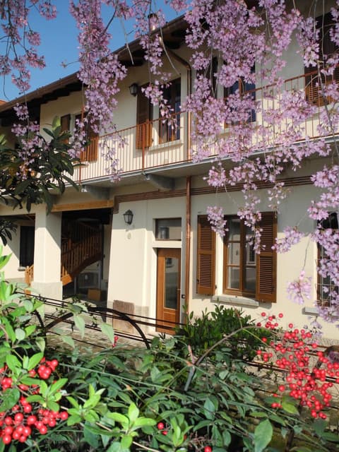 Borromeo Rooms Bed & Living