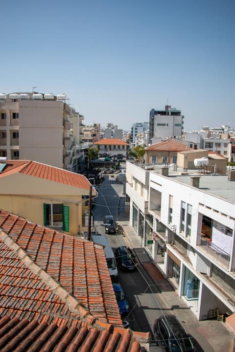 Lakis Court