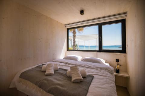 Arcadia Eco-Luxe Mobile Homes with infiniry pool by OIKO Collection