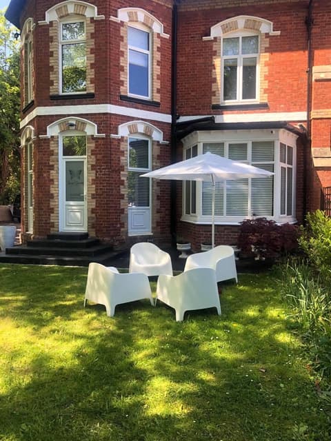 Green Corner Villa - Cosy Luxury in Central Torquay with Free Parking & EV