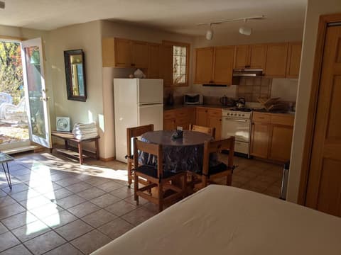 Studio apartment 15 minute walk to plaza
