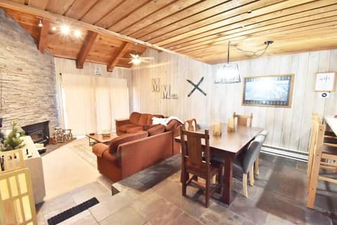 COZY Condo at Canyon Lodge! Sleeps 8, a walk to Canyon Lodge
