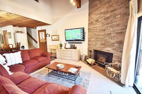COZY Condo at Canyon Lodge! Sleeps 8, a walk to Canyon Lodge
