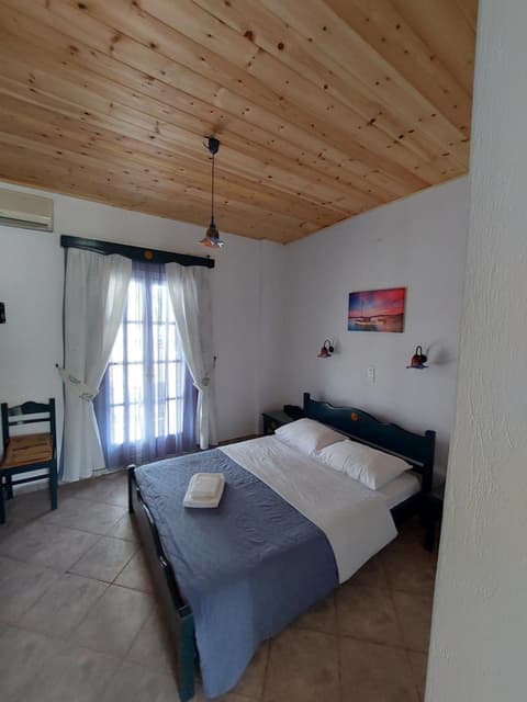 ISALOS ROOMS ON THE BEACH, 