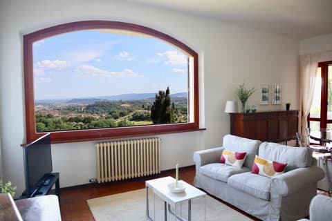 Villa Donatelli - Spacious Panoramic Villa, Perfect for Visiting Tuscany