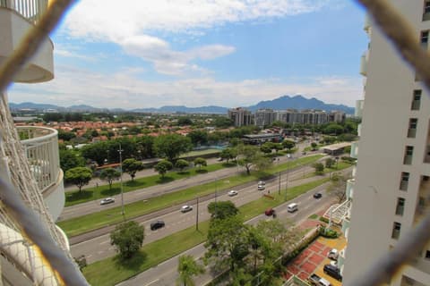 Barra da Tijuca - 9 - Flat Premium com Cozinha, Fogão Cooktop, Geladeira Grande, Smart TV Grande, Lindo e Muitíssimo Confortável, Balsa para a Praia Grátis e Estacionamento Gratuito
