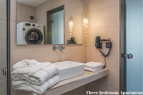 Dionisos Luxury Suites, 