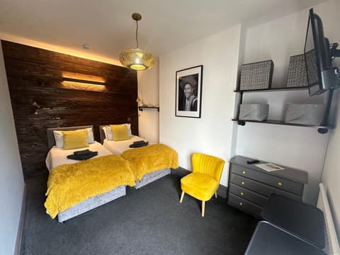 Green Corner Villa - Cosy Luxury in Central Torquay with Free Parking & EV