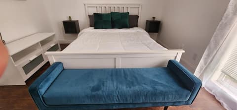 Comfortable Private Room in a Family Home, Private Bathroom, Prime Location!