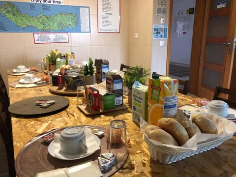 AZORES HOLIDAYS HOUSE -B&B - Suites - Self Check-in KEYBOARD