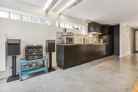 Cosy art studio near station with bikes and garden