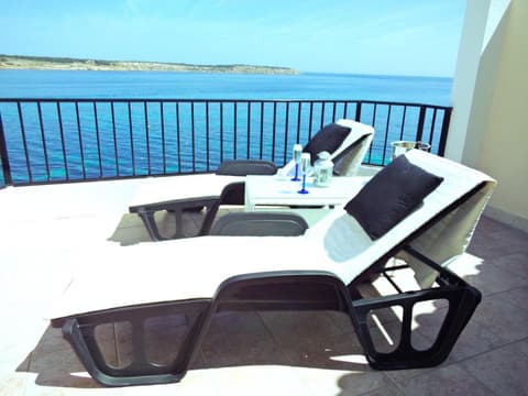 Seafront apartment Terrace, lounger & Panoramic ocean views