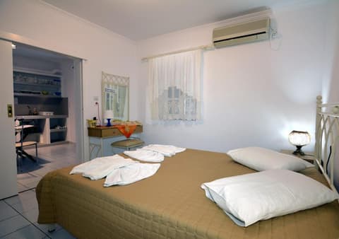 Jimmy's Studios - Quiet Island Living in Plakes near Firopotamos & Plathiena Beaches