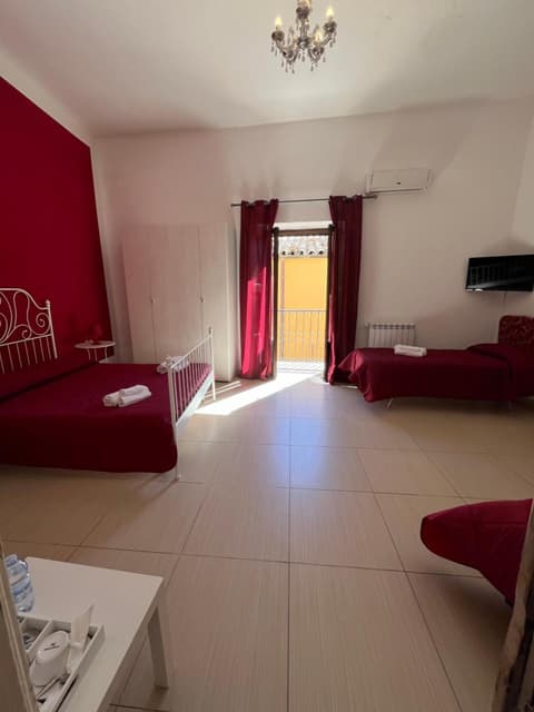 PERSEFONE LUXURY SUITE