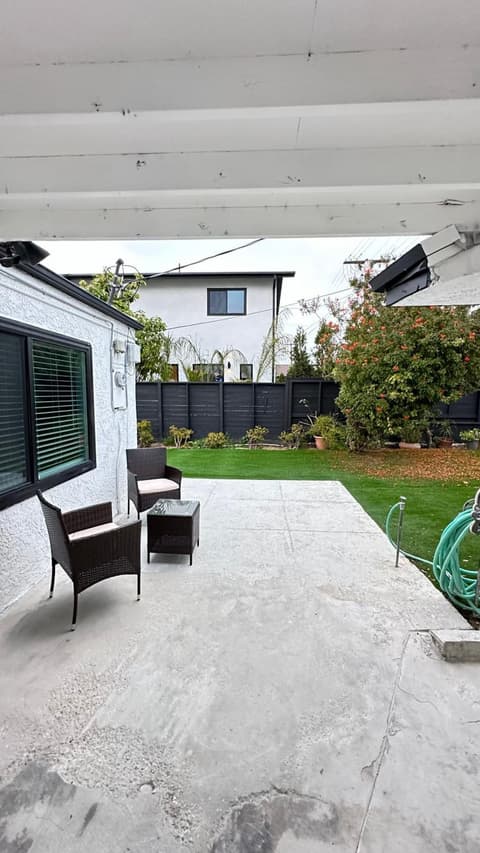 Modern Studio Stylish &Cozy Back Unit