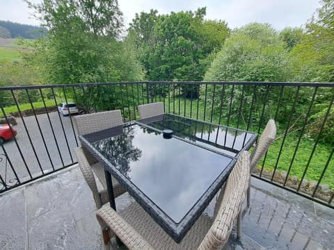 Loch Ness Balcony Apartment, 