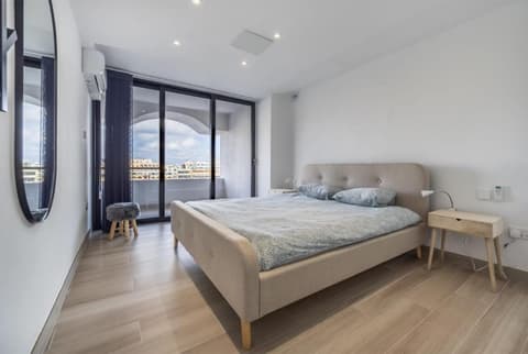 Deluxe Seaview Apartment