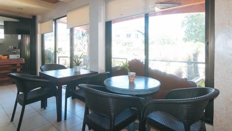 RedDoorz at Coco Grove Tourist Inn