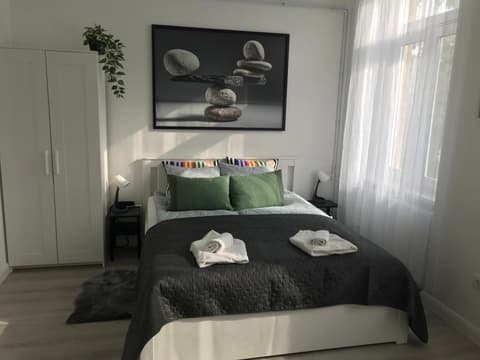 Beautiful newly refurbished studio,fully equipped apartment walking distance to the City Park where you will find the world famous Szechenyi thermal bath spa, Museums , and the Capital Circus , AC, smart TV, high speed internet, 