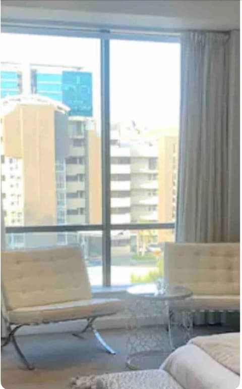 Sandton Skye Stylish Apartment free WIFI & Gym