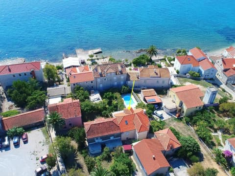 Villa Captain s Home - Four Bedroom Holiday Home with Terrace and Swimming Pool