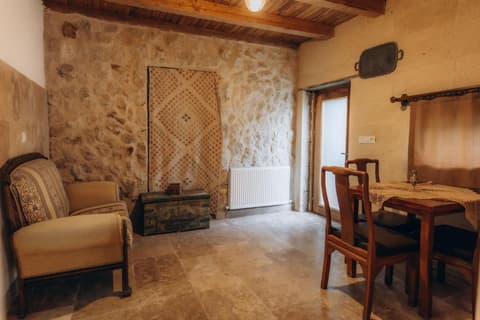 Anatolia Raymonde Cave House