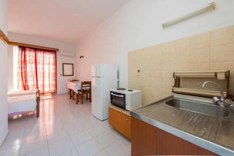 Merryland Studios & Apartments