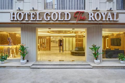 Newly Built Gold The Royal With Rooftop Restaurant - 2Mins Walk From New Delhi Rail Station & 5Mins from Connaught Place