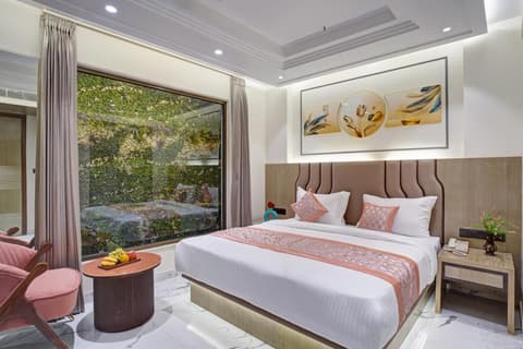 Newly Built Gold The Royal With Rooftop Restaurant - 2Mins Walk From New Delhi Rail Station & 5Mins from Connaught Place