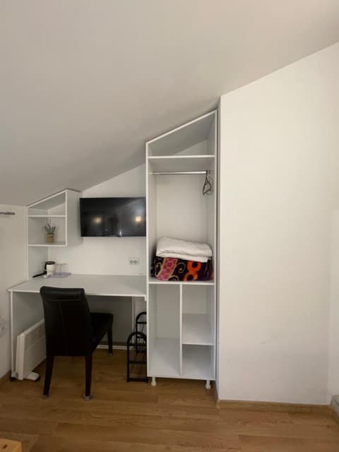 Apartments and Rooms L E F T RIVER Belgrade, 