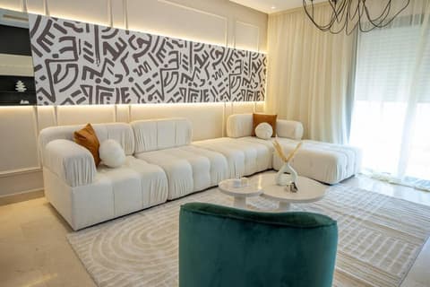 Sophisticated 3BR with Ample Space & Top Amenities