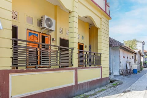 SN Guest House Near Trans Studio Mall