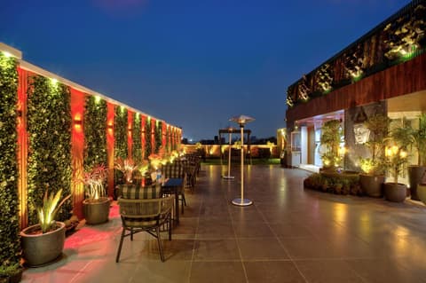 Newly Built Gold The Royal With Rooftop Restaurant - 2Mins Walk From New Delhi Rail Station & 5Mins from Connaught Place