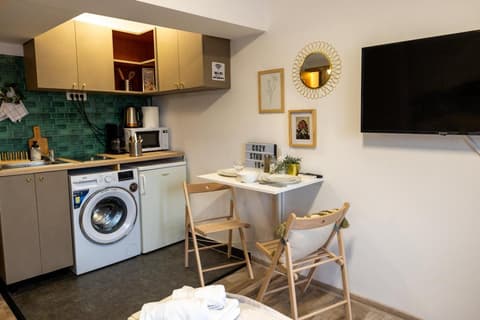 Cozy Studio Retreat - Quiet, Premium Stay