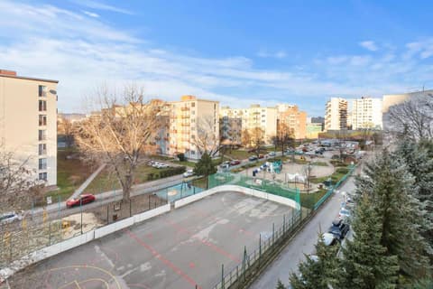 Apartment 20 minutes from City Center w Coffee, Tea, TV, and Parking