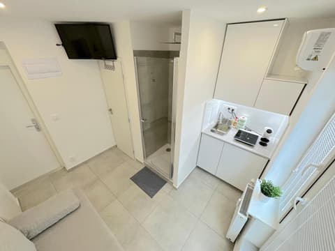 Krásny byt - garzonka v Novom meste s terasou, 