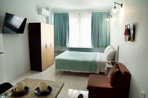 Menta Studios, next to metro station, smart tv, 