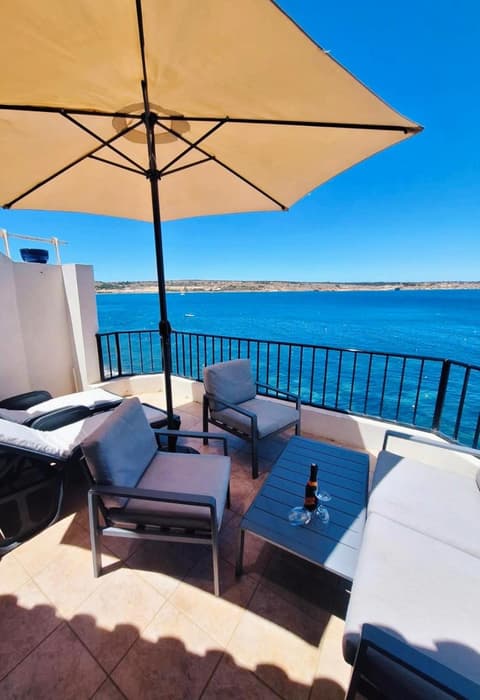 Seafront apartment Terrace, lounger & Panoramic ocean views