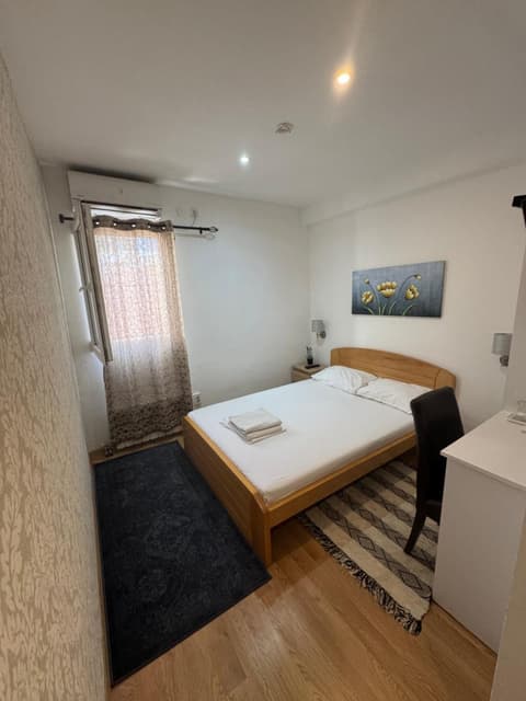 Apartments and Rooms L E F T RIVER Belgrade, 