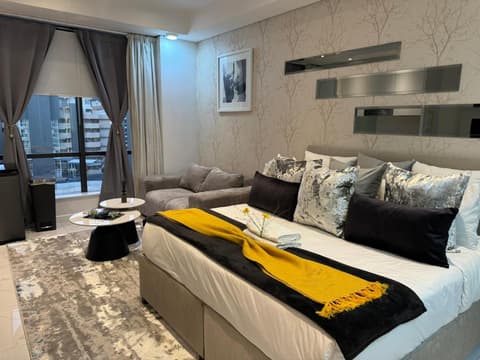 Sandton Skye Stylish Apartment free WIFI & Gym