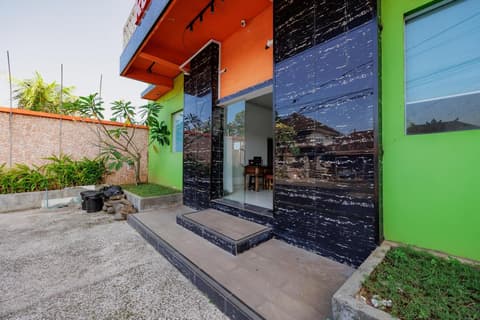 RedDoorz near Ubud Village