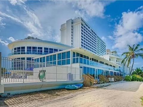 Castle Beach Club Apartments, 