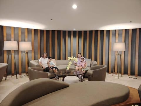 E & R Staycation Condotel near Mall of Asia