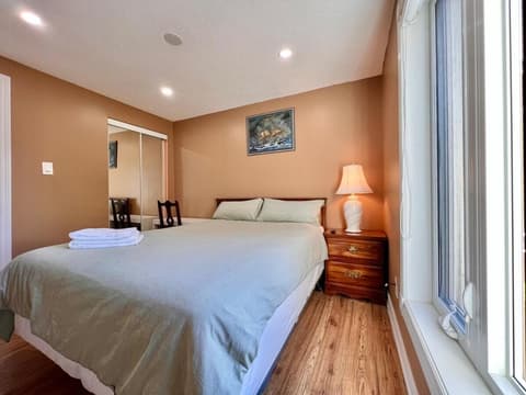 Cozy Home Near Transit & Hillcrest Mall Parking