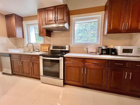 Cozy Home Near Transit & Hillcrest Mall Parking